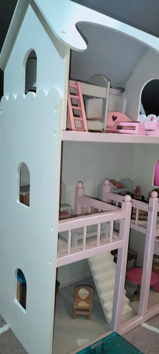 Duży drewniany podświetlany domek dla lalek
