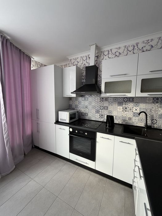 БЕЗ комісії Квартира з ремонтом на вул. Анни Ахматової 22