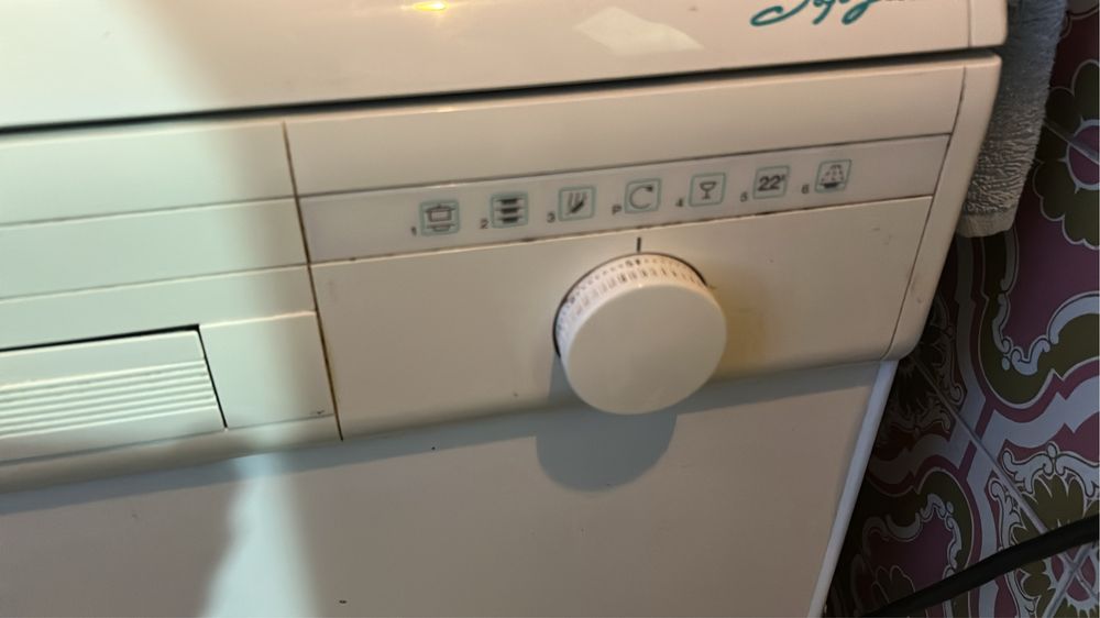 Maquina de lavar loica em bom estado funciona muito bem  nao faco entrega