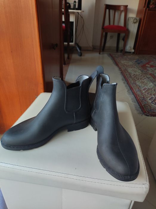 Botas pretas impermeáveis