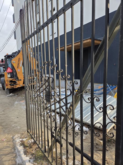 Brama wjazdowa dwuskrzydłowa z automatem , bardzo dobry stan.