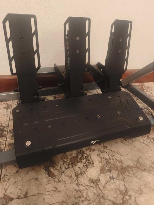 Simulador com volante e set pedais