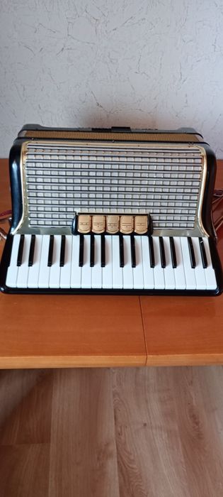 Akordeon Hohner Concerto III  72- b,  3- chór , kl. 80- b.