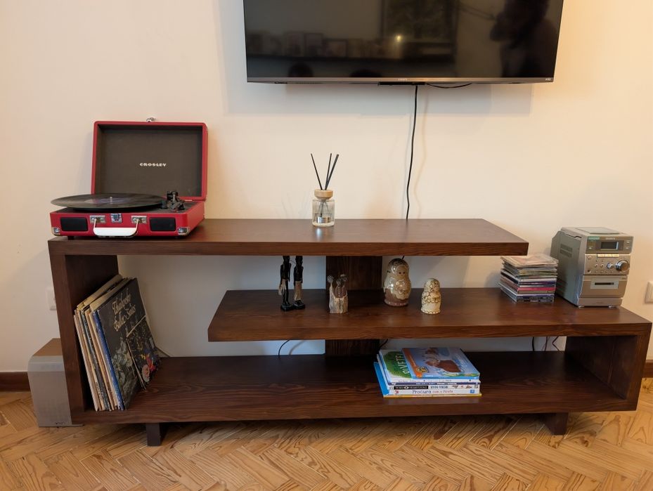 Móvel de TV em Madeira Maciça – Design Moderno / Contemporâneo