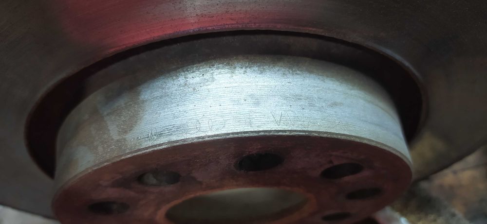 Продам оригінальні передні тормозні диски з колодками на Skoda A5