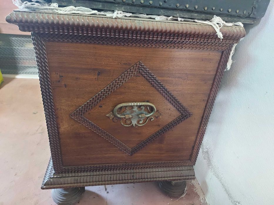 Arca antiga de madeira com ferragens