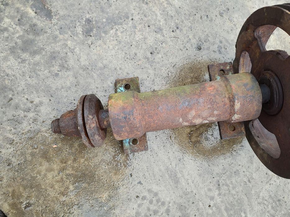 Wał ułożyskowany do cyrkularki krajzegi długość 52 cm z kołem pasowym