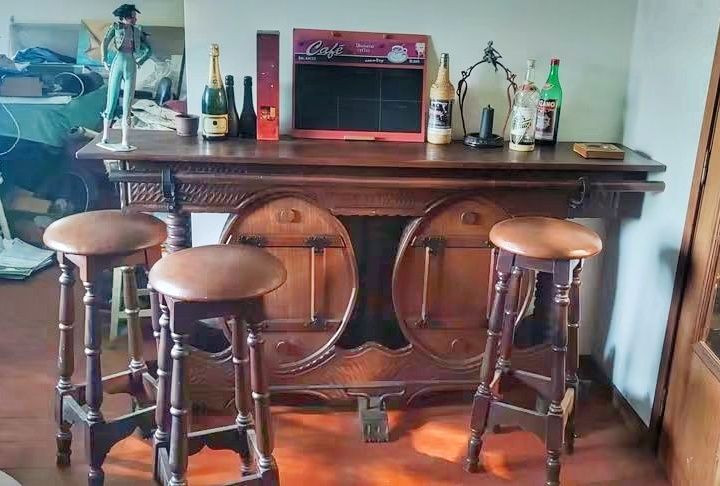 Bar de Madeira maciça com bancos altos e varão.