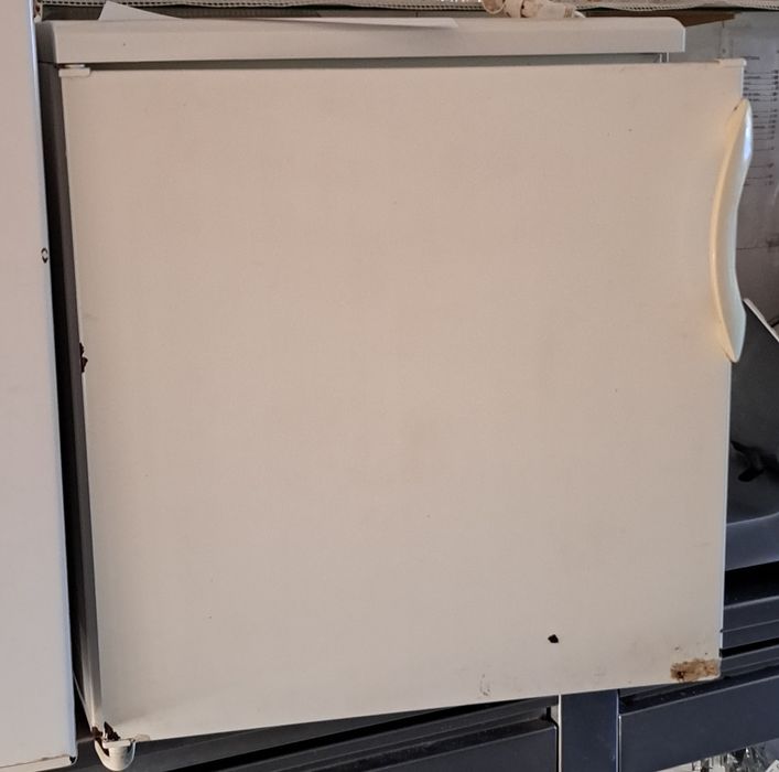 Frigorífico e mini arca