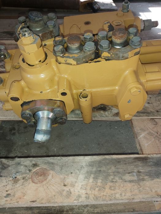 Rozdzielacz hydrauliczny ładowarka Cat 962 - części