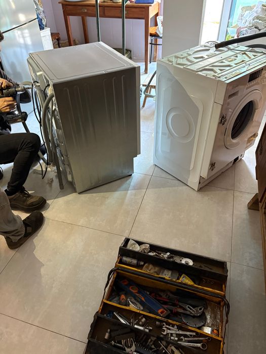 Máquina de lavar roupa inbutida usada