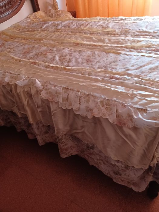 Colcha de casal,cor salmão  em cetim com folhos, 4 almofadas.