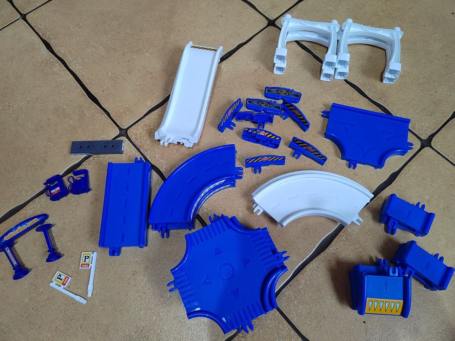 Garaż zjeżdżalnia posterunek policji