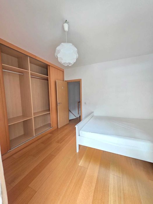 Um fantástico quarto na 147 m² duplex localizado na Parques das Nações