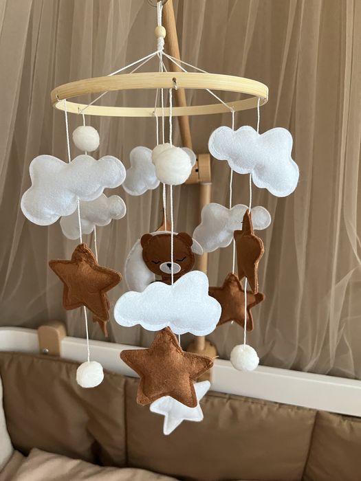 Мобіль деревʼяний на ліжко