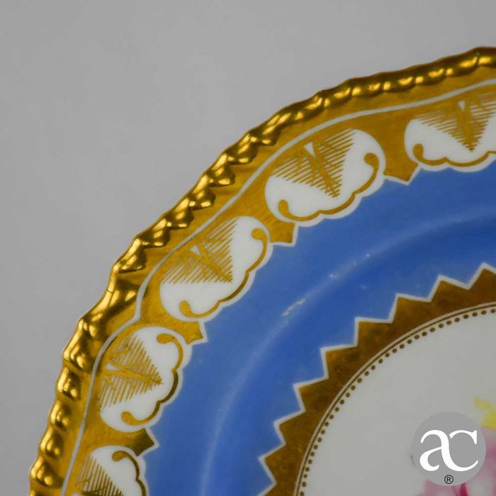 Prato em porcelana europeia pintado à mão e ouro