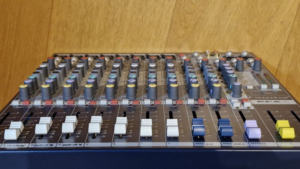 Mesa mistura Soundcraft EFX8