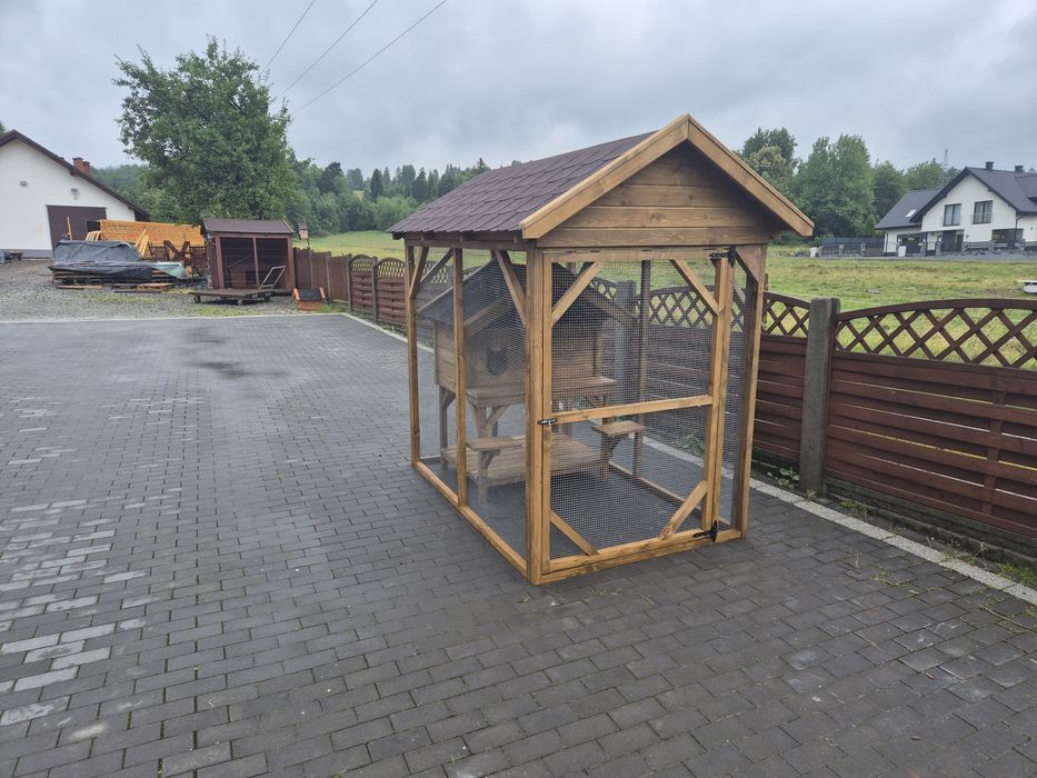 Buda dla kota z wolierą