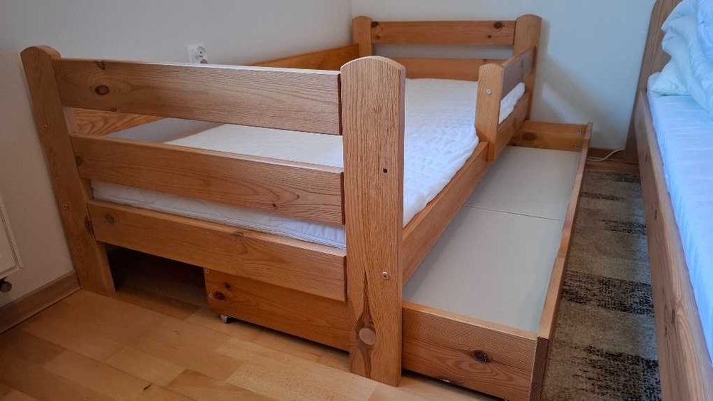 REZ_Łóżeczko dziecięce sosnowe z szufladą i czystym materacem.