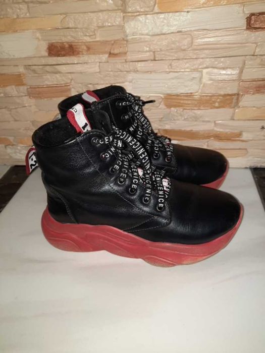 Дитячі підліткові ботінки.