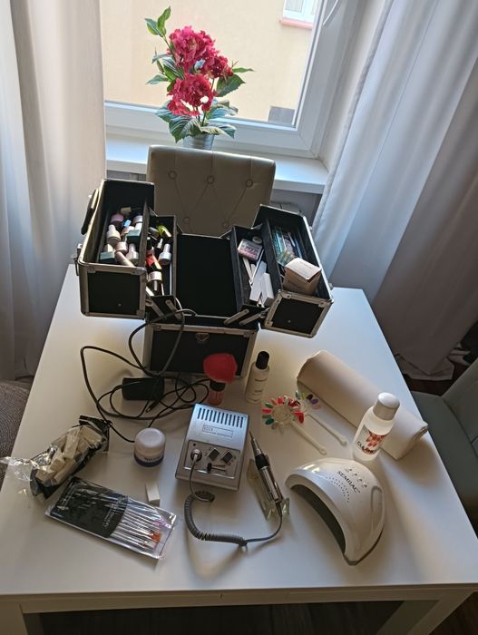 Zestaw do paznokci + maszynka+ lampa+kufer