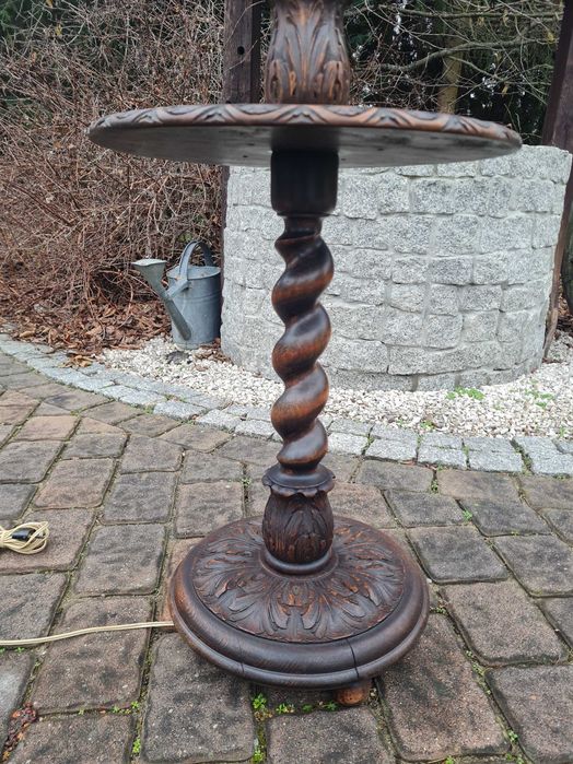Zdobiona stara Lampa ze stolikiem