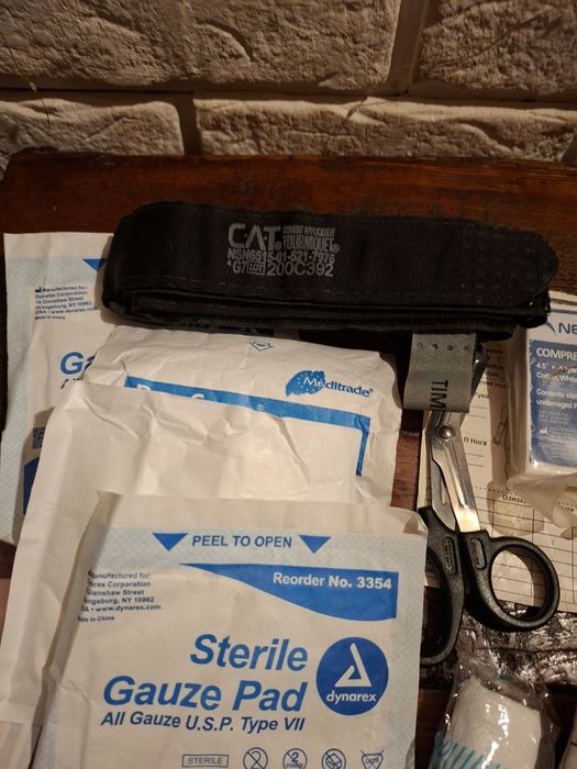 Військова тактична індивідуальна  аптечка . З іTCLamp .Для шарящіх!!