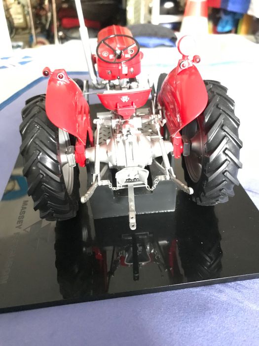 Miniatura 1:16 Massey Fergunson.