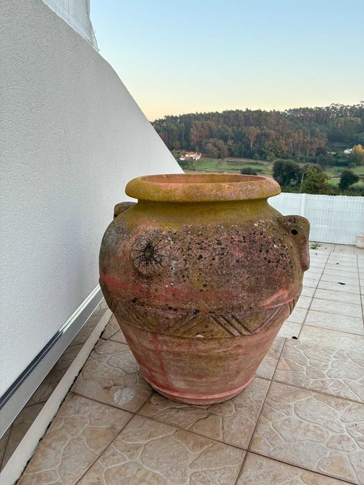 Vasos de barro grandes antigos