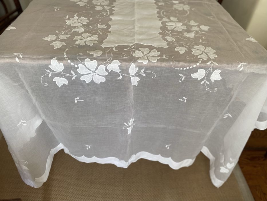 Toalha em organza e linho com guardanapos - bordado da Madeira