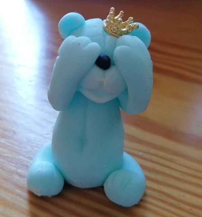 Miś z koroną na tort z masy cukrowej