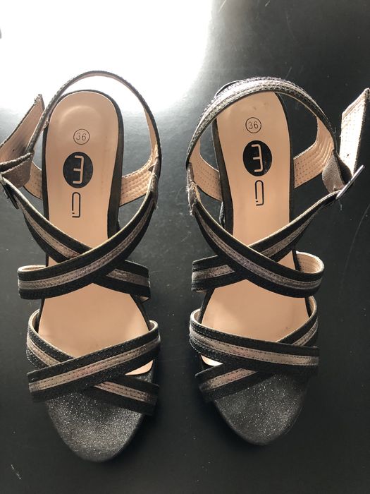 Sandalias de salto pretas
