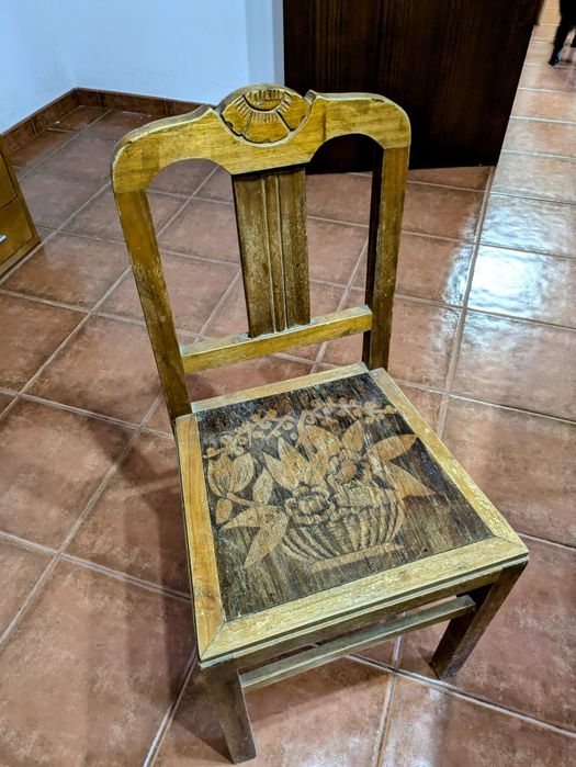 Mesa com 4 cadeiras para restauro