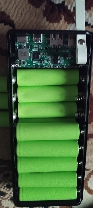 Повер банк на 45000м. присутствует быстрая зарядка,и фонарик