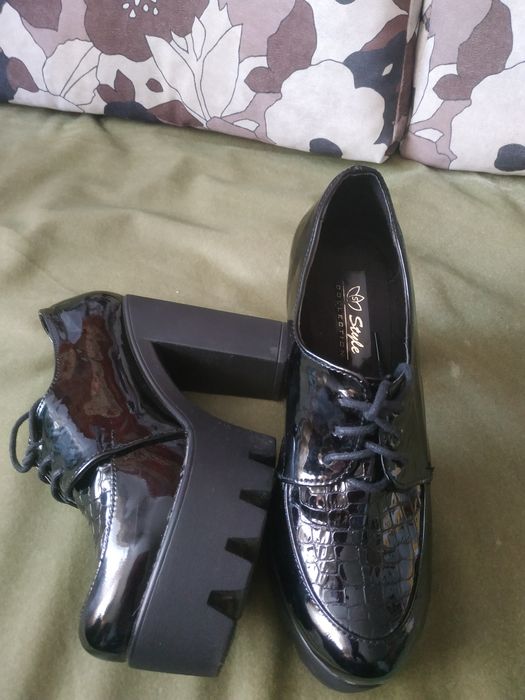 Кожаные лаковые туфли