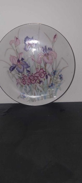 Prato Decorativo Japonês – Porcelana Pintada (Íris e Orquídeas)