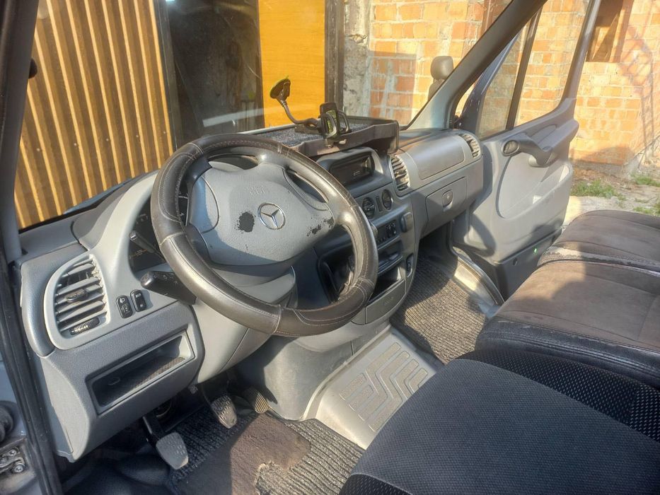Мерседес Спрінтер середня база 2,7 рік 2004