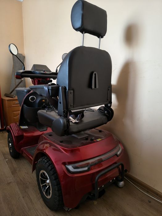 Nowy elektryczny wózek inwalidzki.