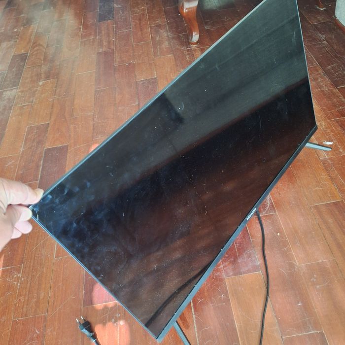 TV Led Hisense 32A5700 con ecran partido,  para pecas
