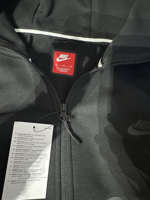 Толстовка мужская Nike Tech Fleece черного цвета.