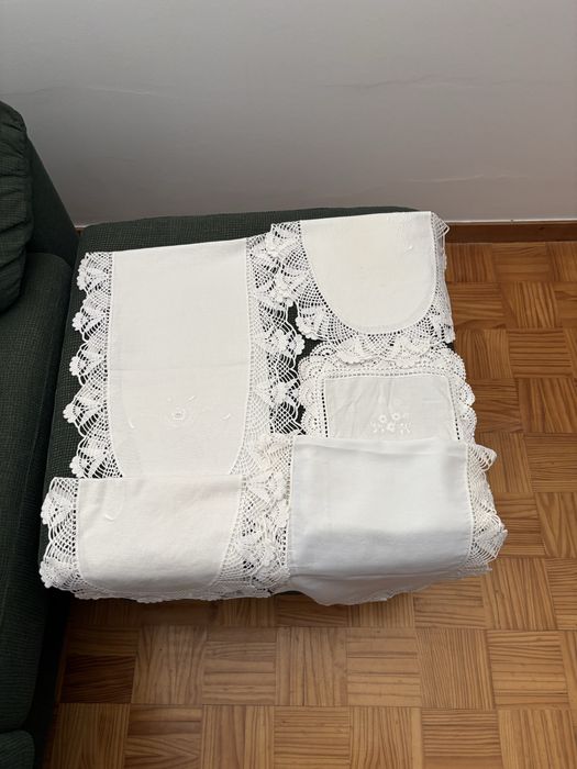 Varios naprons brancos com renda novos