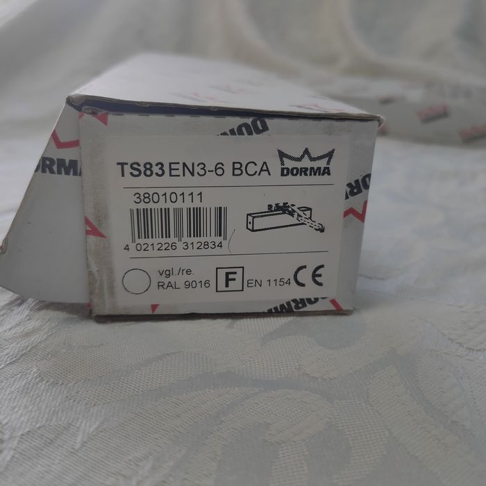 Доводчик дверний Dorma TS83EN3-6 BCA, білий та сірий кольори