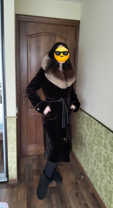 Шуба из мутона очень теплая воротник  песец