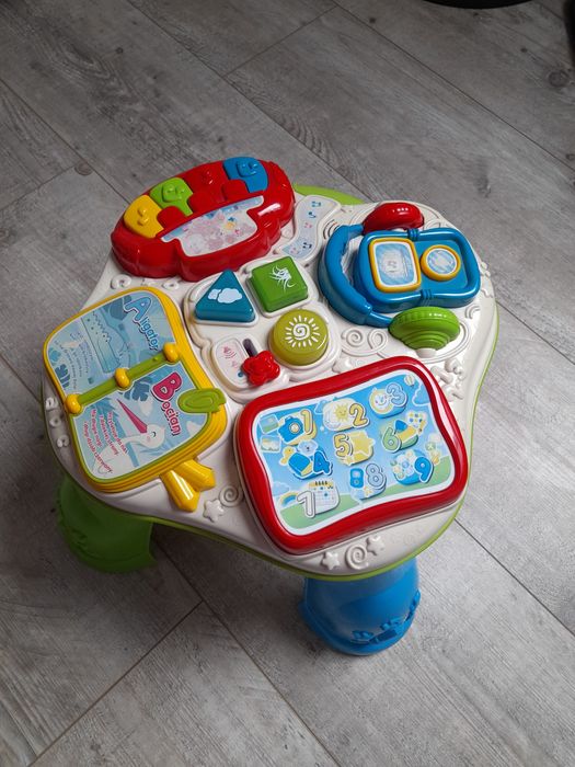 Grający stoliczek Clementoni