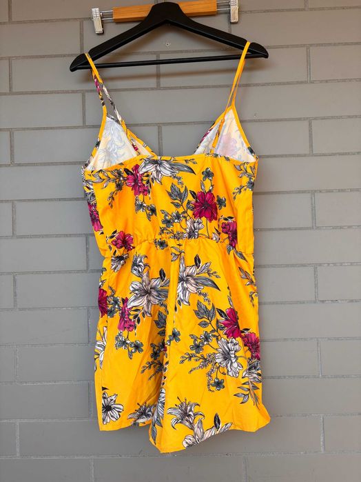 Macacão amarelo novo