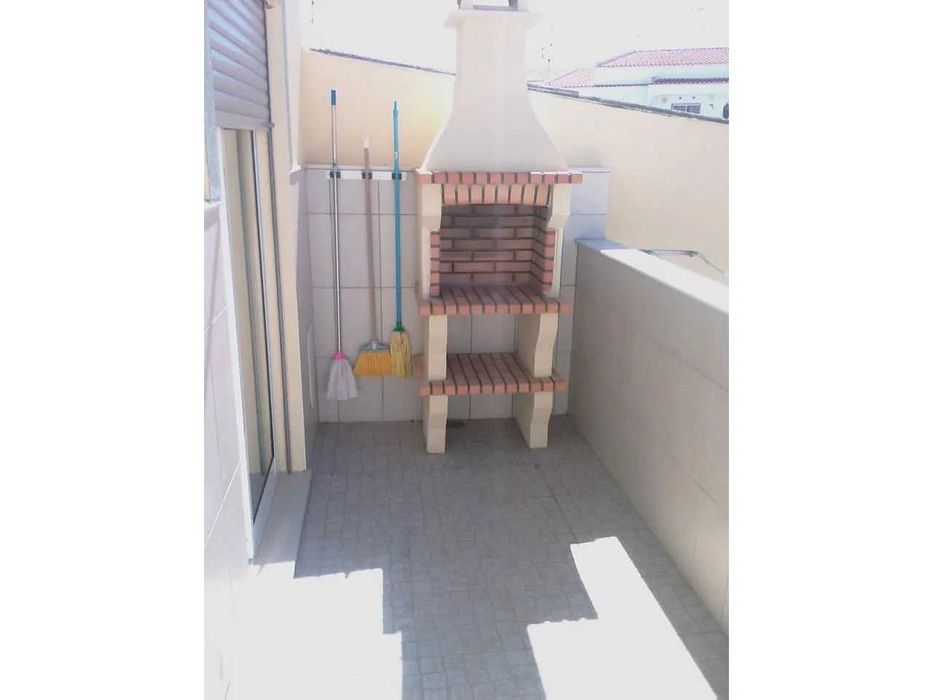 T2 c/terraço e barbecue a 250m da praia