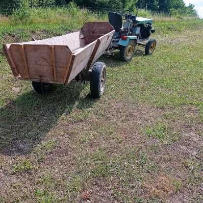 Traktor SAM. Ciągnik z wozem.