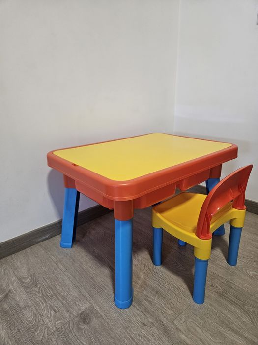 Mesa infantil com cadeira