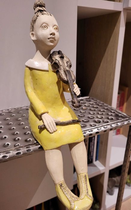 Dziewczynka ze skrzypcami  ceramika Studio IDA