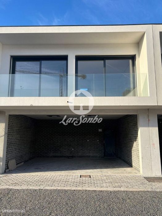 Moradia T4 Nova em Condomínio perto da Praia